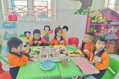 Giáo án PTTM: Tạo hình làm thiệp tặng cô từ nguyên vật liệu tự nhiên