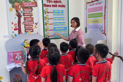 [video] Trẻ tìm hiểu về nội quy thư viện và tìm sách theo mã màu – Lớp B5 (mầm non xã Vũ Bản)