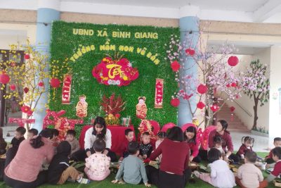 Trẻ được trải nghiệm gói bánh chưng Tết 2026 (Mầm non Vũ Bản)