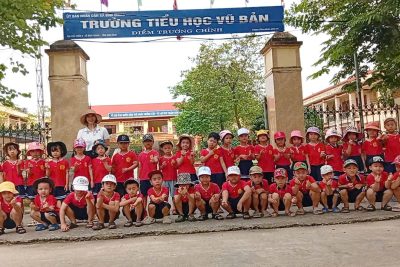 Trẻ mẫu giáo 5 tuổi tham quan trường tiểu học Vũ Bản