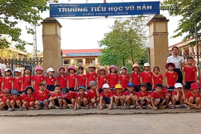 [ảnh] Trẻ mẫu giáo 5 tuổi tham quan trường tiểu học Vũ Bản